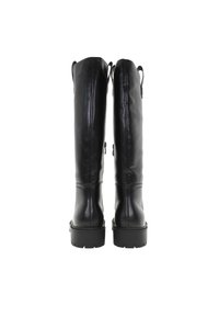 Botas de cuero negro hasta la rodilla con una textura suave, punta redondeada, suelas gruesas y cordones traseros ajustables para un mejor ajuste. Sin herrajes visibles.