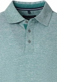 Zielona polo z heatherowym wykończeniem, z kołnierzykiem, trzema guzikami oraz kontrastowym detalem wewnętrznego kołnierza w granatowo-skalnym kolorze.