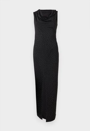 Sorte ærmeløs kjole med en draperet halsudskæring, der har en tætsiddende pasform og sideslids, prydet med små hvide prikker for tekstur og detalje.