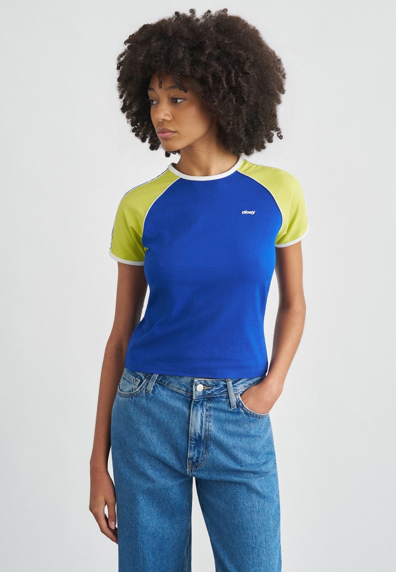 Μπλε και κίτρινο κοντομάνικο μπλουζάκι με στρογγυλή λαιμόκοψη και λογότυπο, με εφαρμοστή σχεδίαση και αντίθετα raglan μανίκια από βαμβάκι.