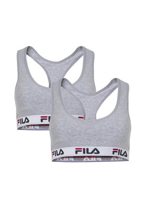 Dwie szare sportowe biustonosze z designem racerback i białymi elastycznymi taśmami z logo FILA w czerni i czerwieni.