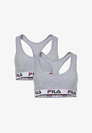 Dwie szare sportowe biustonosze z designem racerback i białymi elastycznymi taśmami z logo FILA w czerni i czerwieni.