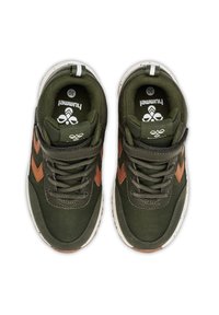 Baskets vert olive avec des accents en chevron marron, tissu texturé, col rembourré et semelle blanche. Comprend des éléments réfléchissants sur le talon.