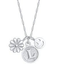 Zilveren ketting met drie bedels: een bloem, een ronde hanger met een "L," en een lachend gezicht, allemaal hangend aan een gedraaide ketting.