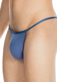 Blaue Männer-Thong-Unterwäsche aus glattem Stoff. Hat dünne Träger und ein tief sitzendes Design, das eine minimalistische Silhouette zur Schau stellt.
