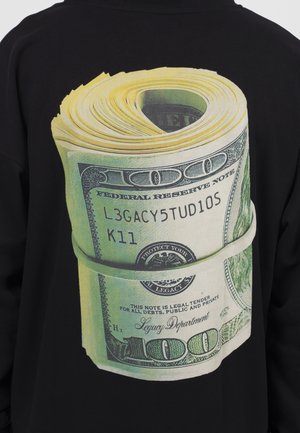 Pull-over noir avec un grand motif graphique représentant un billet de 100 $ roulé et maintenu par un élastique imprimé dans le dos.