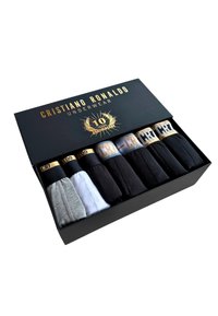 Sort æske mærket Cristiano Ronaldo Underwear 10 års jubilæum indeholder seks par foldet undertøj i sort, grå og hvid.