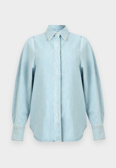 Ανοιχτό μπλε τζιν πουκάμισο με μακριά φουσκωτά μανίκια, μυτερό γιακά, μανσέτες με κουμπιά και κρυφή εμπρόσθια σειρά κουμπιών.
