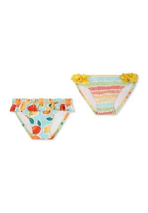 Due paia di bikini: uno con orlo arricciato e stampa di frutta su sfondo azzurro chiaro, l'altro con dettagli floreali e righe.