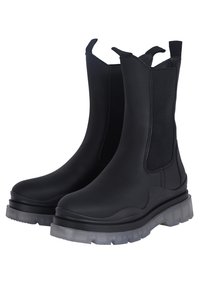Botas de tobillo negras hechas de goma y tela, con paneles laterales elásticos, una suela gruesa y transparente, y lengüetas para ponerlas y quitarlas fácilmente.