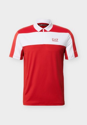 Polo de manga corta en rojo y blanco con cuello blanco, cremallera en la parte delantera y el logo "EA7 Emporio Armani" en el pecho y la manga.