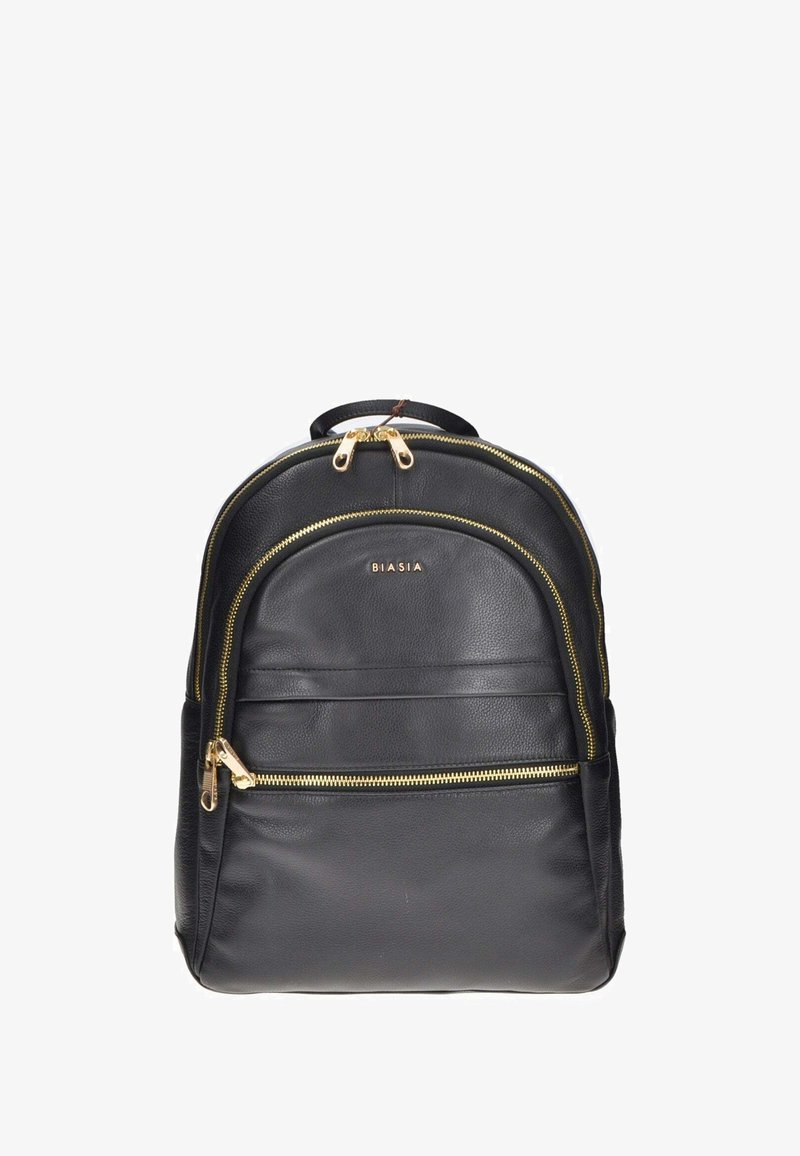Zaino in pelle nera con hardware dorato. Presenta un compartimento principale con zip, una parte superiore arrotondata e una tasca frontale con zip per ulteriore spazio di stoccaggio.