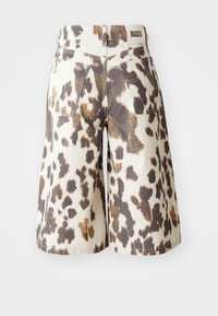 Džínové šortky s krémovým podkladem a hnědo-černým skvrnitým vzorem, středně vysokým pasem a dvěma zadními kapsami. Viditelná etiketa značky.