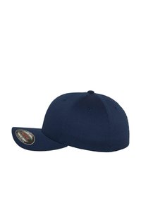 Marineblauwe pet met een gebogen rand, gladde stof, zes-paneel ontwerp en ventilatiegaatjes aan de zijkanten. Voorzien van een platte sticker op de rand.