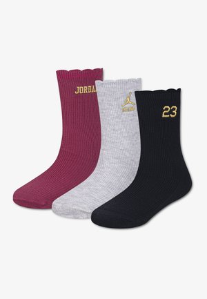 Tri rebrované ponožky po členky vo vínovej, sivej a čiernej farbe so zlatou výšivkou: "Jordan,", logo a číslo 23, každé na inej ponožke.