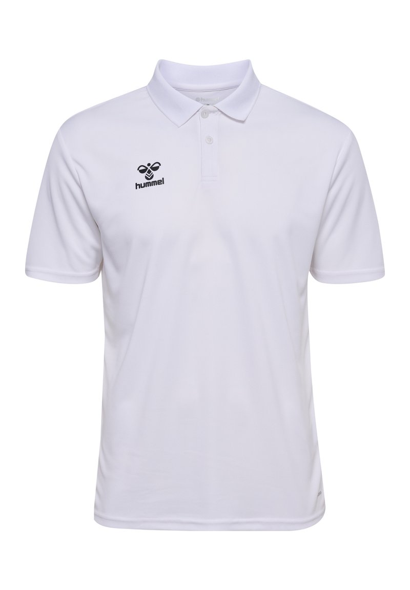 Vit polo-shirt i lätt tyg, med krage, två knappar och en svart logotyp på vänster sida. Enkelt design med korta ärmar.
