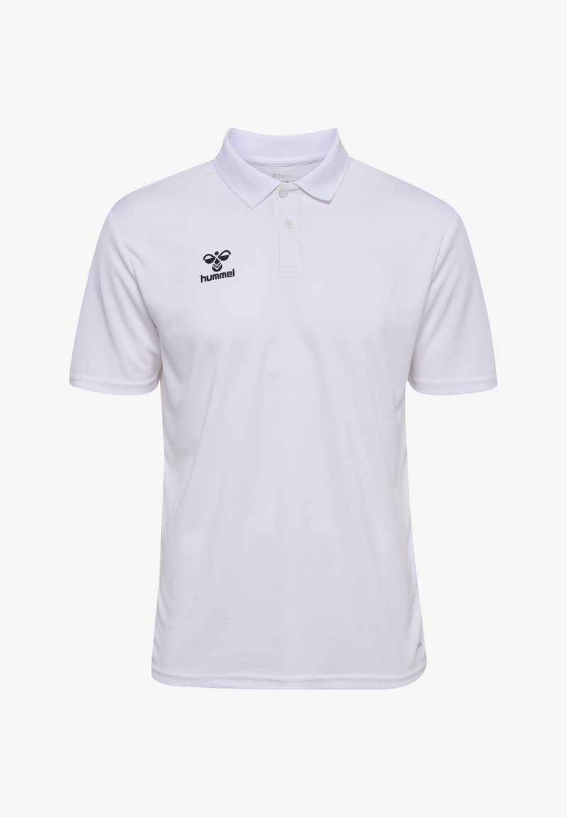 Vit polo-shirt i lätt tyg, med krage, två knappar och en svart logotyp på vänster sida. Enkelt design med korta ärmar.