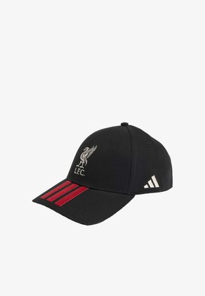 Czarna czapka baseballowa z czerwonymi paskami na daszku, białe logo Liverpool FC z przodu i białe logo Adidas po boku.
