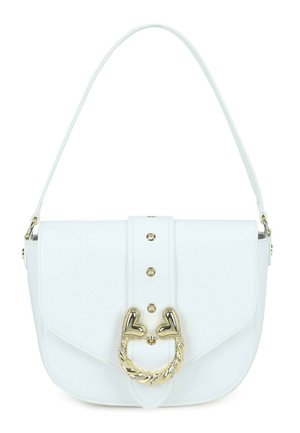 Borsa a tracolla in pelle bianca con manico superiore, pattina frontale, fibbia dorata a forma di cuore e tre borchie dorate sulla fascia centrale.