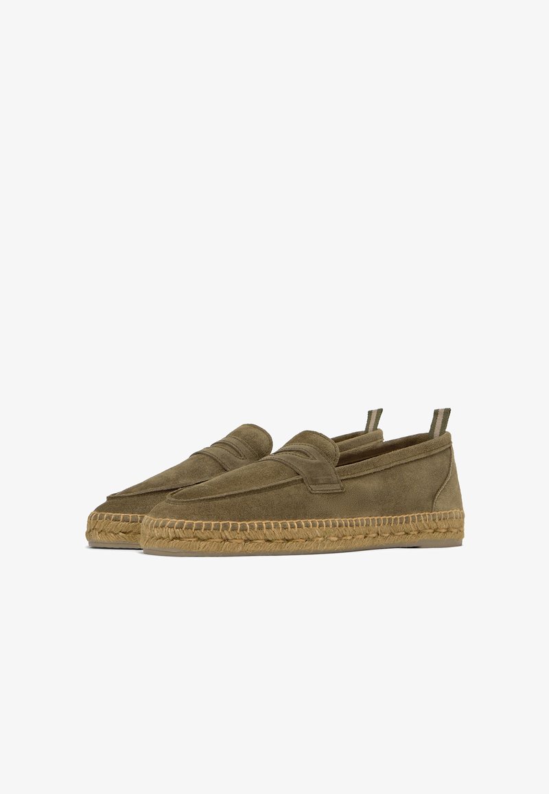 Paire d'espadrilles en daim vert olive à enfiler, avec des semelles intermédiaires en jute tressée et des languettes au talon.