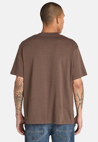 Timberland HOLIDAY FRONT GRAPHIC SHORT SLEEVE - Camiseta estampada - dark brown