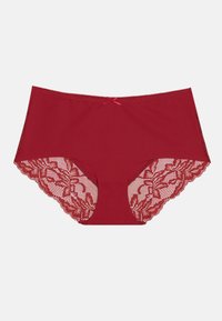 Røde blondeshorts har et solidt frontparti, gennemsigtige sidesektioner i blonder med blomstermønstre og en central sløjfeaccent på taljebåndet.