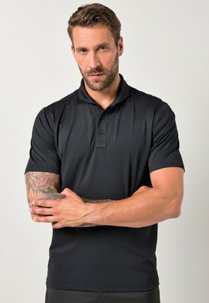 Sort polo-shirt lavet af glat, letvægtsstof. Har en tre-knaps lukning, korte ærmer og en krave. Simpelt design uden mønstre.