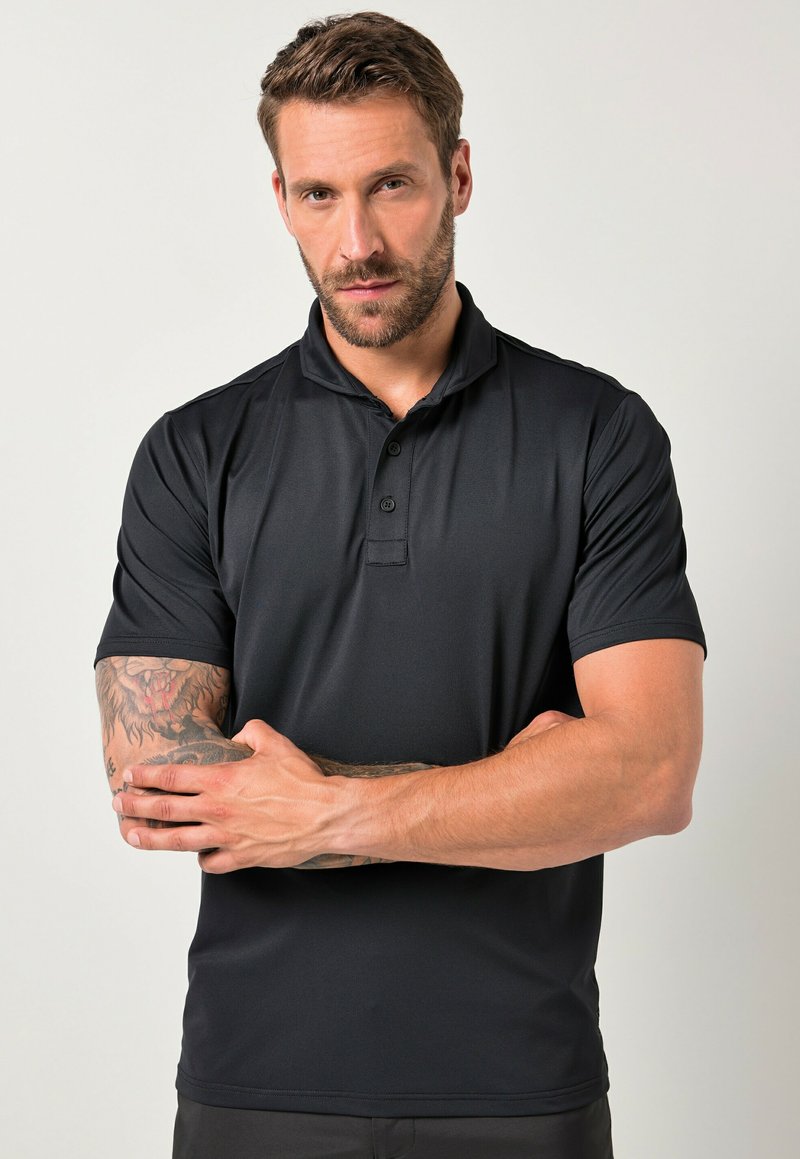 Polo nero realizzato in tessuto leggero e morbido. Presenta una chiusura con tre bottoni, maniche corte e colletto. Design semplice senza motivi.