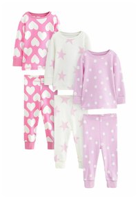 Deux ensembles de pyjamas pour enfants en tissu doux : rose avec des cœurs blancs, blanc avec des étoiles roses, et rose clair avec des pois blancs.