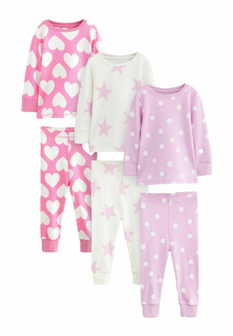 Deux ensembles de pyjamas pour enfants en tissu doux : rose avec des cœurs blancs, blanc avec des étoiles roses, et rose clair avec des pois blancs.