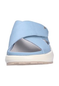 Sandal de cuero azul claro con tiras cruzadas, diseño de punta abierta, interior gris acolchado y suela de goma blanca texturizada.