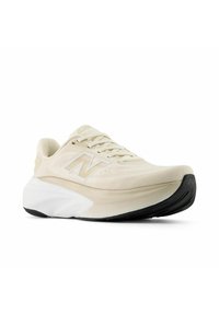 Scarpa da corsa beige con tomaia texturizzata, chiusura con lacci e suola chunky bianca e nera. Presenta un marchio sottile sul lato.
