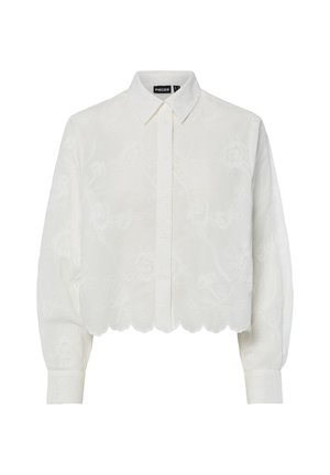 Blusa blanca corta con un patrón bordado floral, mangas largas y un dobladillo festoneado. Presenta un cuello clásico y cierre de botones en la parte delantera.
