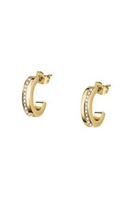 Orecchini a cerchio in oro con un canale di pietre scintillanti lungo un lato. Design liscio e curvo con una finitura lucida.