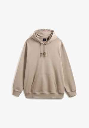 Sudadera beige de tela suave, con un bolsillo frontal, capucha ajustable con cordón y un parche de logo sutil en el pecho.
