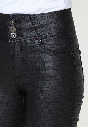 Pantalon en simili cuir noir avec un motif texturé imitant le crocodile, trois boutons en métal à la taille haute et deux poches latérales.