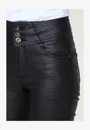Schwarze Kunstlederhosen mit einem strukturierten, krokodilähnlichen Muster, drei Metallknöpfen an der hohen Taille und zwei seitlichen Taschen.