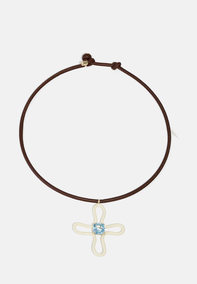 Collana in corda di cuoio marrone con ciondolo a croce bianca decorata, dotata di un cristallo azzurro chiaro al centro.