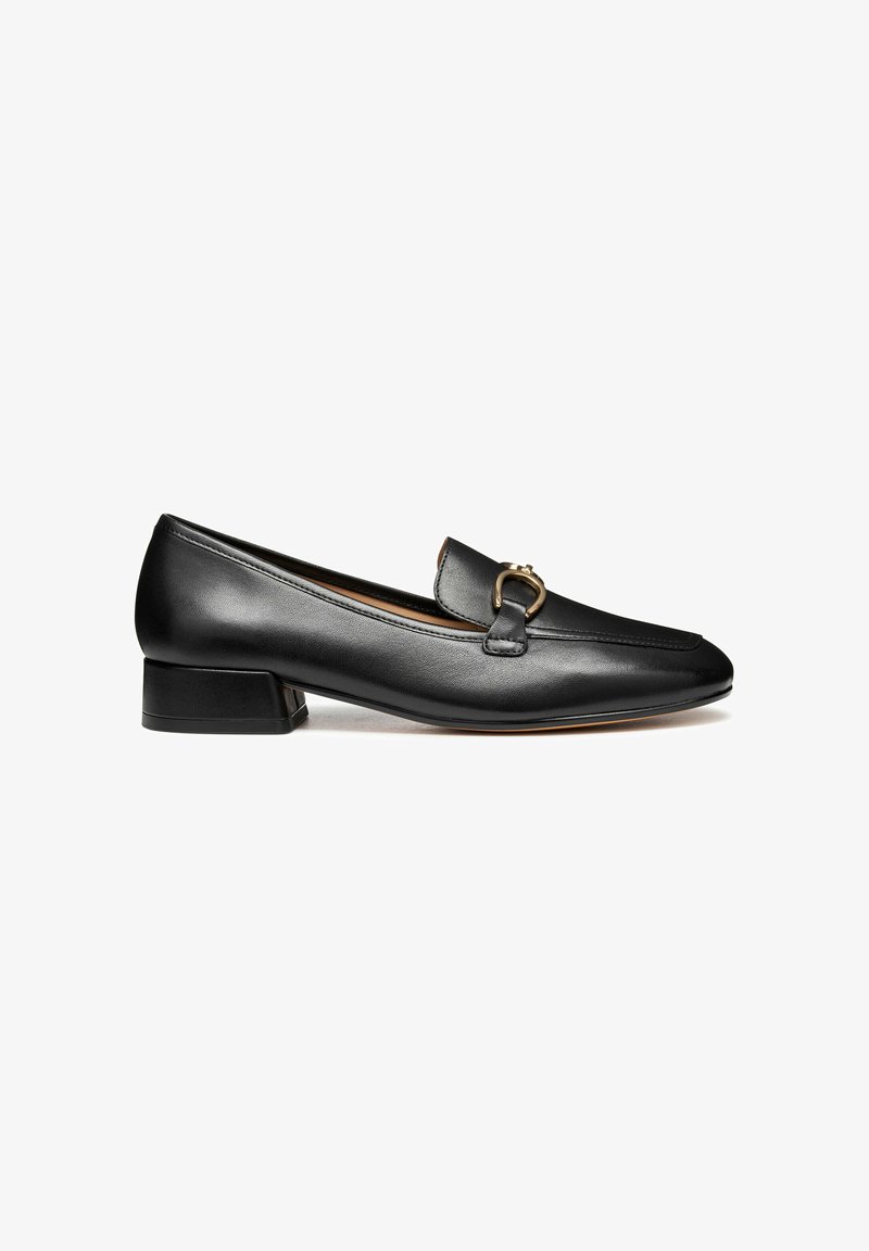 Zwarte leren loafers met een lage vierkante hak, voorzien van een strap en gouden accent. Glad textuur en slank ontwerp.