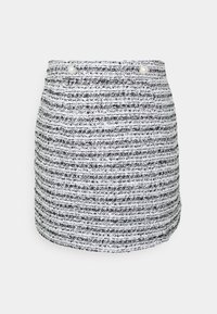 Geweven rok in zwart-witte strepen, met parelknoopjes op de taille, textiel met structuur en een getailleerd silhouet.