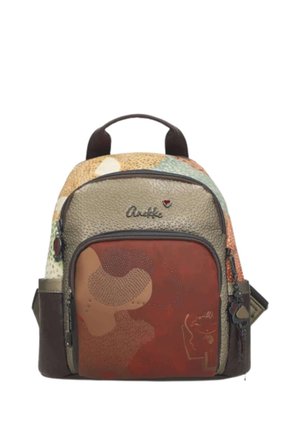 Piccolo zaino multicolore con pannelli beige, marroni e arancioni texturizzati, tasca frontale con cerniera e maniglia corta in alto.