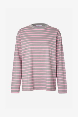 Koszulka z długim rękawem w kolorze szarym z różowymi poziomymi paskami, z okrągłym dekoltem i miękką teksturą. Klasyczny krój z luźną sylwetką.