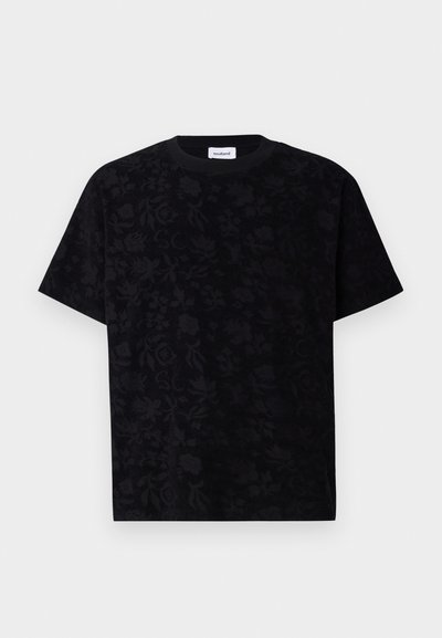 T-shirt noir avec un motif floral texturé, col rond et manches courtes. Fabriqué dans un matériau doux, il présente un design à coupe décontractée.