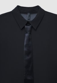 Camicia nera con colletto classico e cravatta nera in satin. Texture liscia e design elegante, con chiusure a bottone sul colletto.