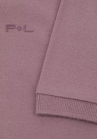 Jasnofioletowa dzianina z teksturowym wzorem, z prążkowanym mankietem i wytłoczonym logo "P.L" z boku.