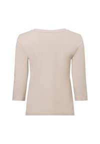 Beige langslavend shirt met een ronde halslijn, zacht katoenen stof en rechte snit. Heeft driekwartmouwen en een gladde textuur.