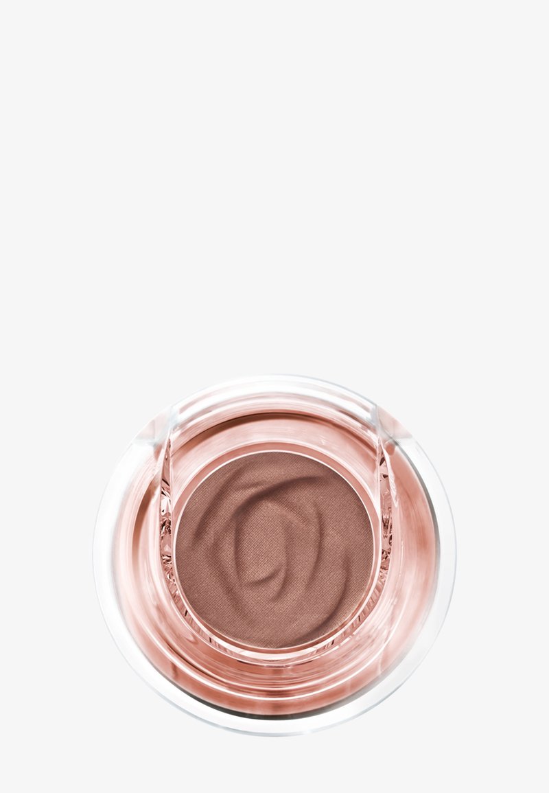 Récipient en verre rond avec une crème de maquillage lisse de couleur mauve, vue de dessus sur un fond blanc.