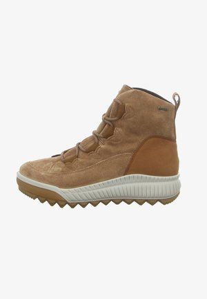 Braunes Wildleder-Ankle-Boot mit Schnürdesign, strukturiertem Zwischensohlen und Gummilaufsohle für besseren Halt. Mit Zuglasche und dezenten Akzenten.