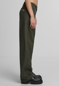 PROHIBITED EAST HAM CARPENTER - Nadrágok - green