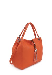Oranje leren handtas met een gestructureerde afwerking, dubbele draaghandvaten, afneembare schouderriem en zilverkleurige accenten met kwastjes.